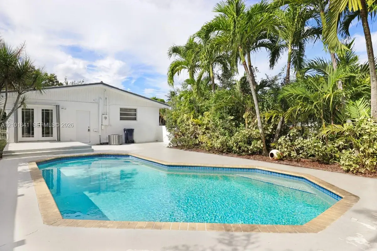 8850 NE 4th Ave, El Portal: photo 1 of 23