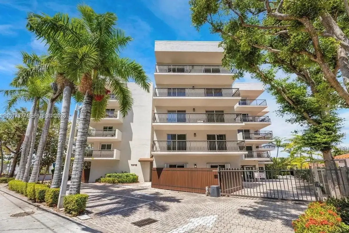 1918 Brickell Ave #204, Miami: photo 1 of 9