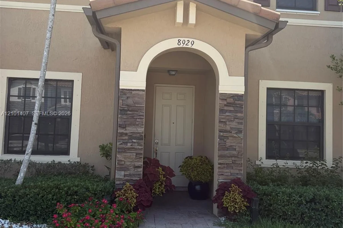 8929 W 35th Way, Hialeah: photo 1 of 23