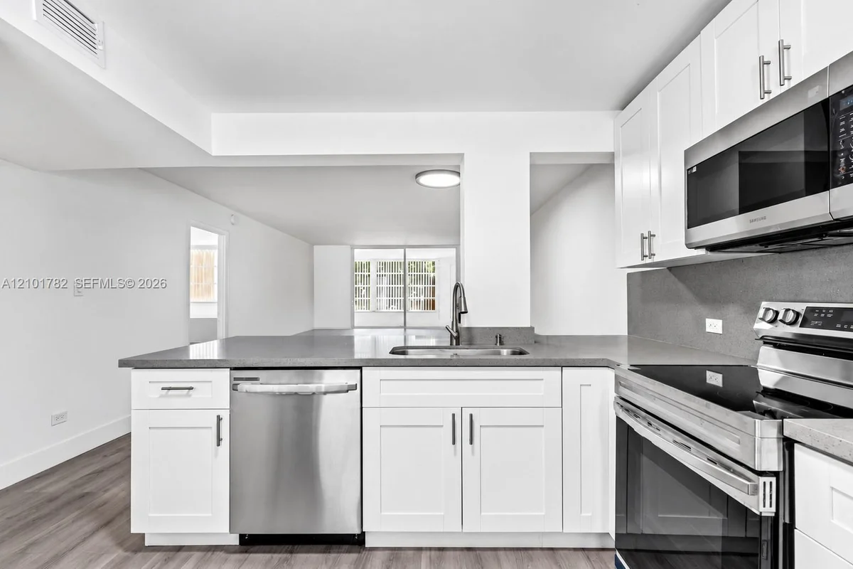 445 NE 195th St #125, Miami: photo 1 of 15