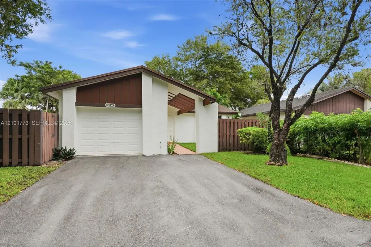 10828 SW 132nd Cir Ct, Miami: photo 1 of 37