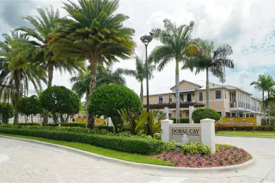 10401 NW 61st Ln, Doral: photo 1 of 41