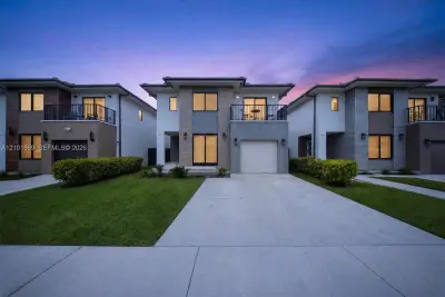 1159 NW 3rd St, Florida City: photo 1 of 29