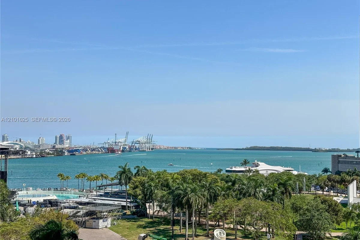 50 Biscayne Blvd #811, Miami: photo 1 of 21