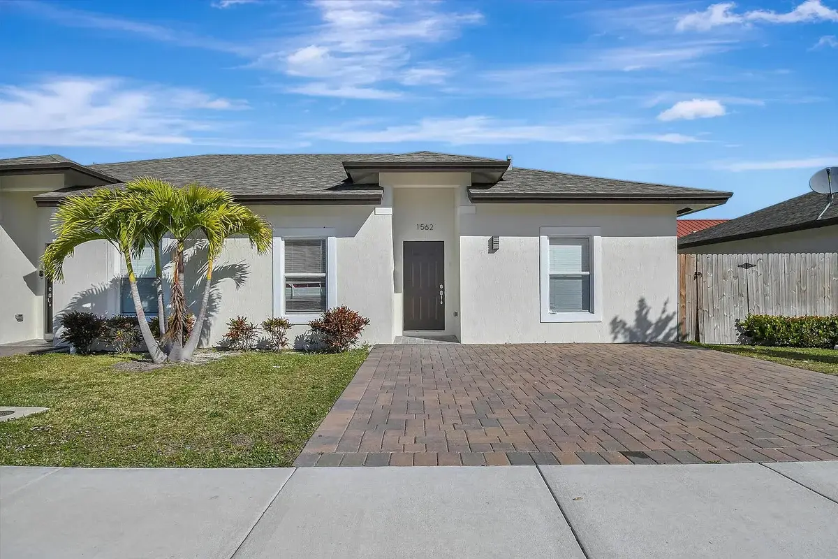 1562 W 26th Ct, Riviera Beach: photo 1 of 16