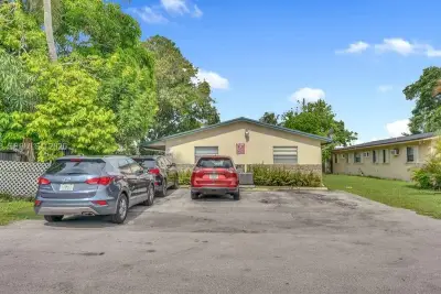 1415 SW 3rd Ave, Fort Lauderdale: photo 1 of 18