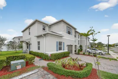 826 SE 17th St, Homestead: photo 1 of 49