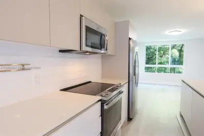 2555 NE 193rd St #2223, Miami: photo 1 of 23