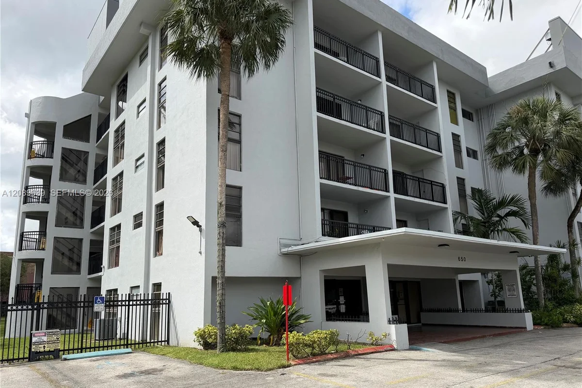 650 NE 149th St #406A, Miami: photo 1 of 12