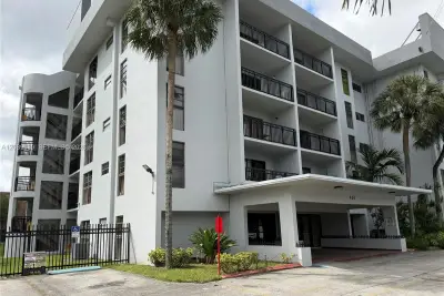 650 NE 149th St #406A, Miami: photo 1 of 12
