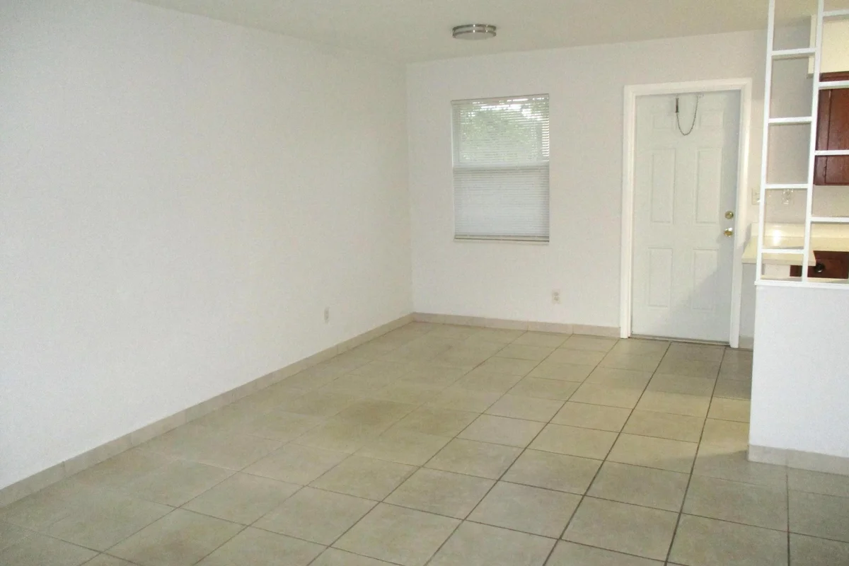 2640 Pierce St #5, Hollywood: photo 1 of 8
