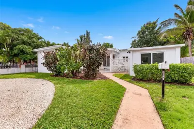 334 NW 110th St, Miami: photo 1 of 35