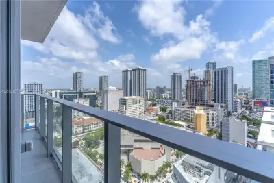 227 NE 2nd St #2906, Miami: photo 1 of 26