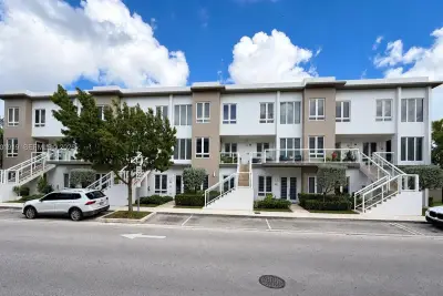 10225 NW 63rd Ter #103, Doral: photo 1 of 28