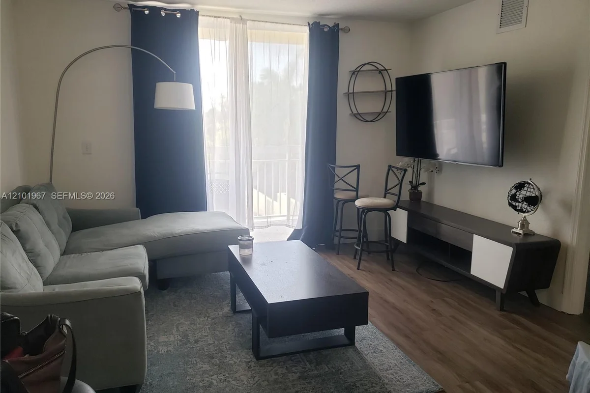 816 NW 11th St #407, Miami: photo 1 of 15
