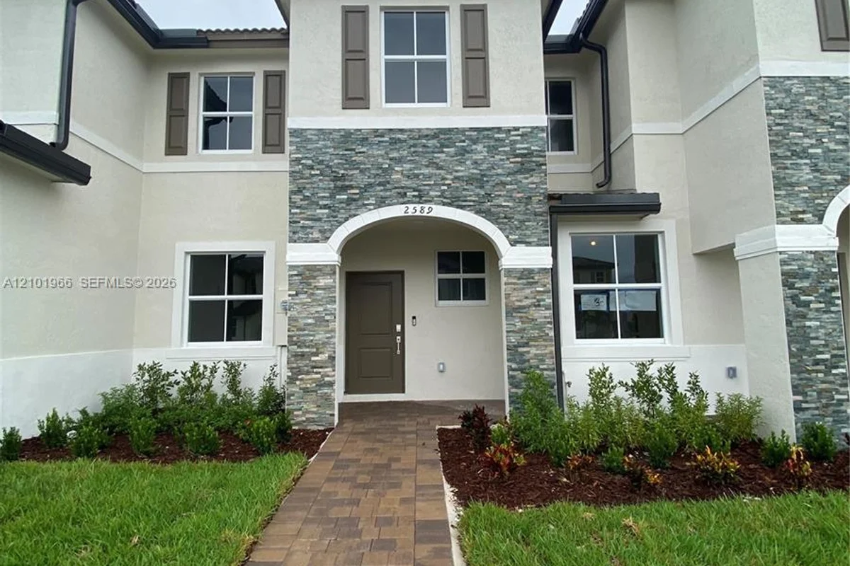 2589 SE 25th Dr, Homestead: photo 1 of 24