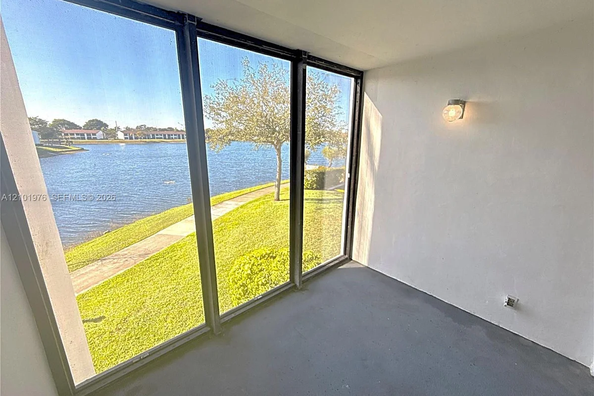 210 Lake Pointe Dr, Oakland Park: photo 1 of 17
