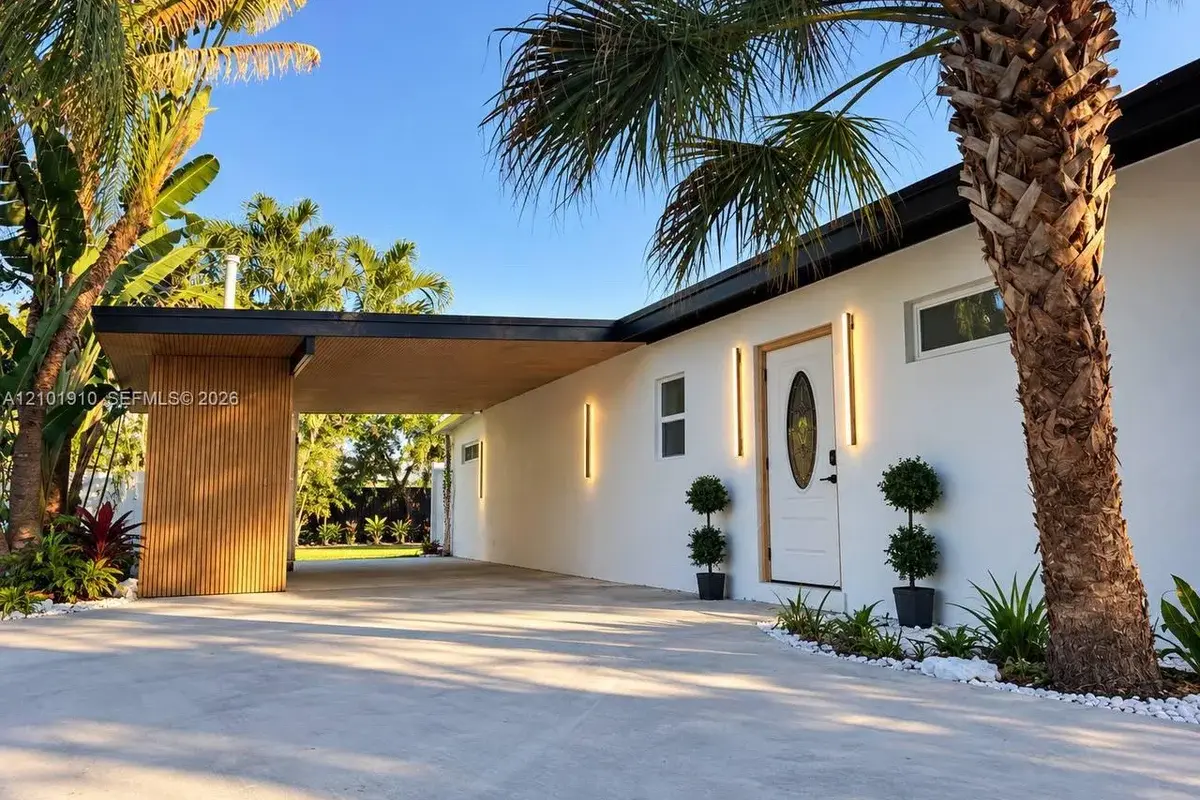 3130 SW 14th St, Fort Lauderdale: photo 1 of 40