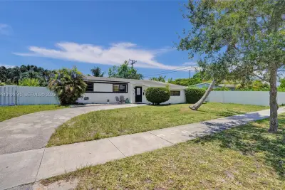 9910 Bahama Dr, Cutler Bay: photo 1 of 20