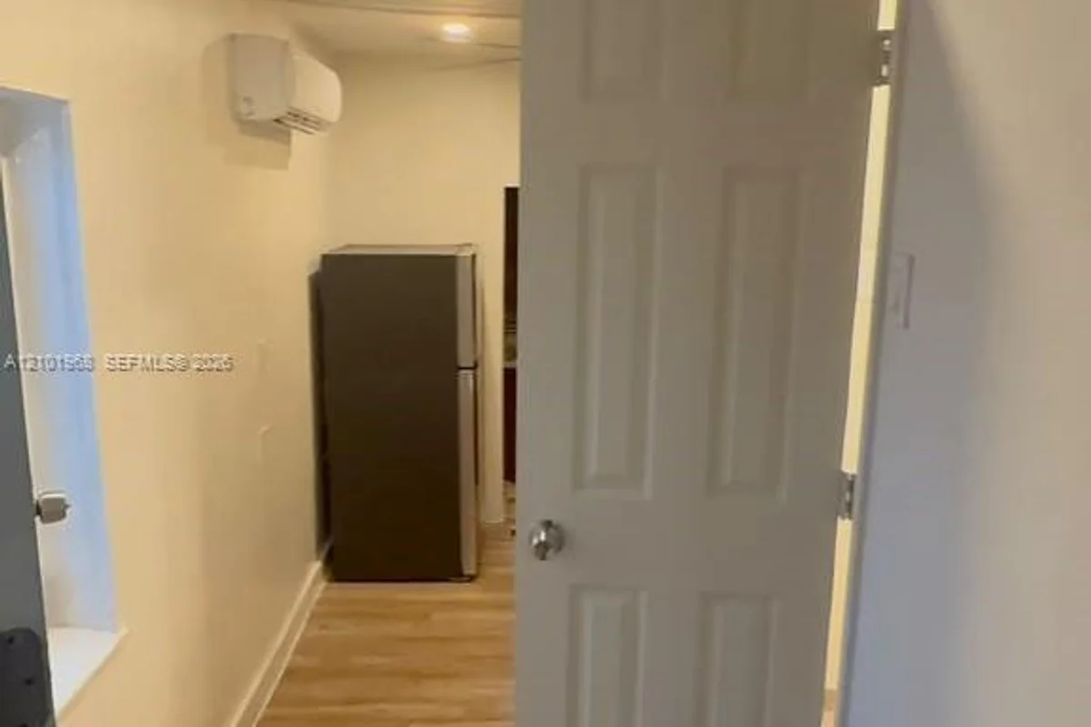 2484 SW 10th St #3, Miami: photo 1 of 27