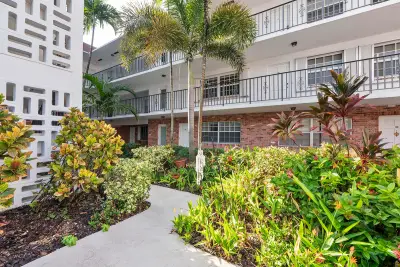 2424 NE 9th St #305, Fort Lauderdale: photo 1 of 32