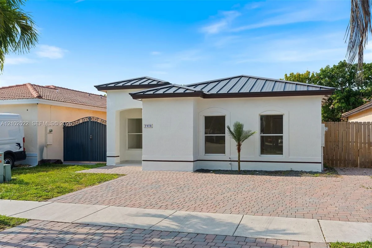 7978 NW 200th St, Hialeah: photo 1 of 32