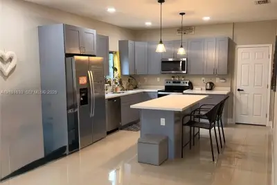House in Hallandale Beach: photo 1 of 12