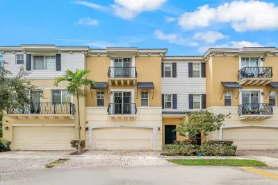 673 NW 38th Cir, Boca Raton: photo 1 of 34