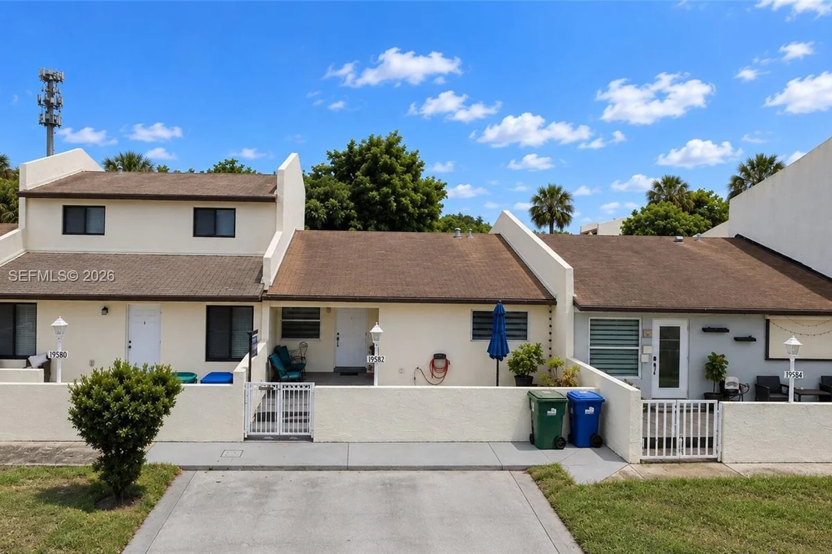 19582 NW 55th Cir Pl, Miami Gardens: photo 1 of 38