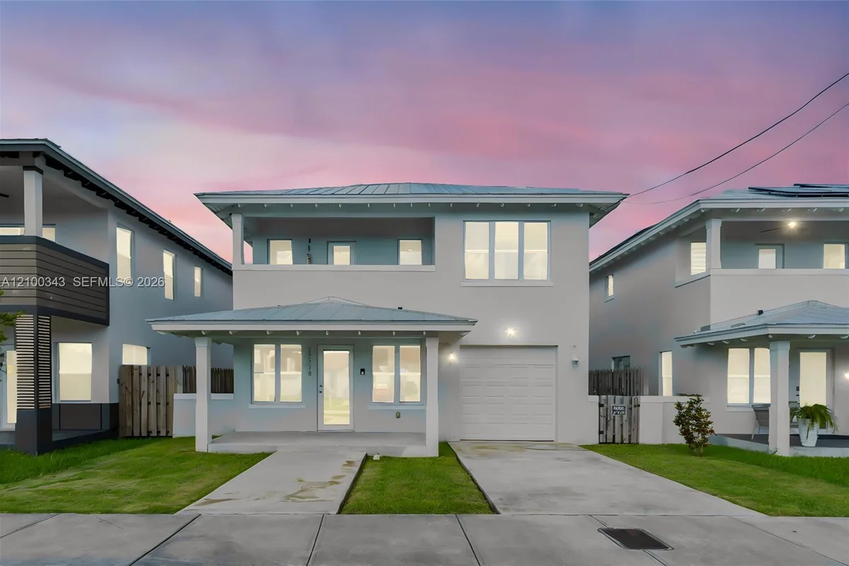 17970 SW 105th Ave, Miami: photo 1 of 55