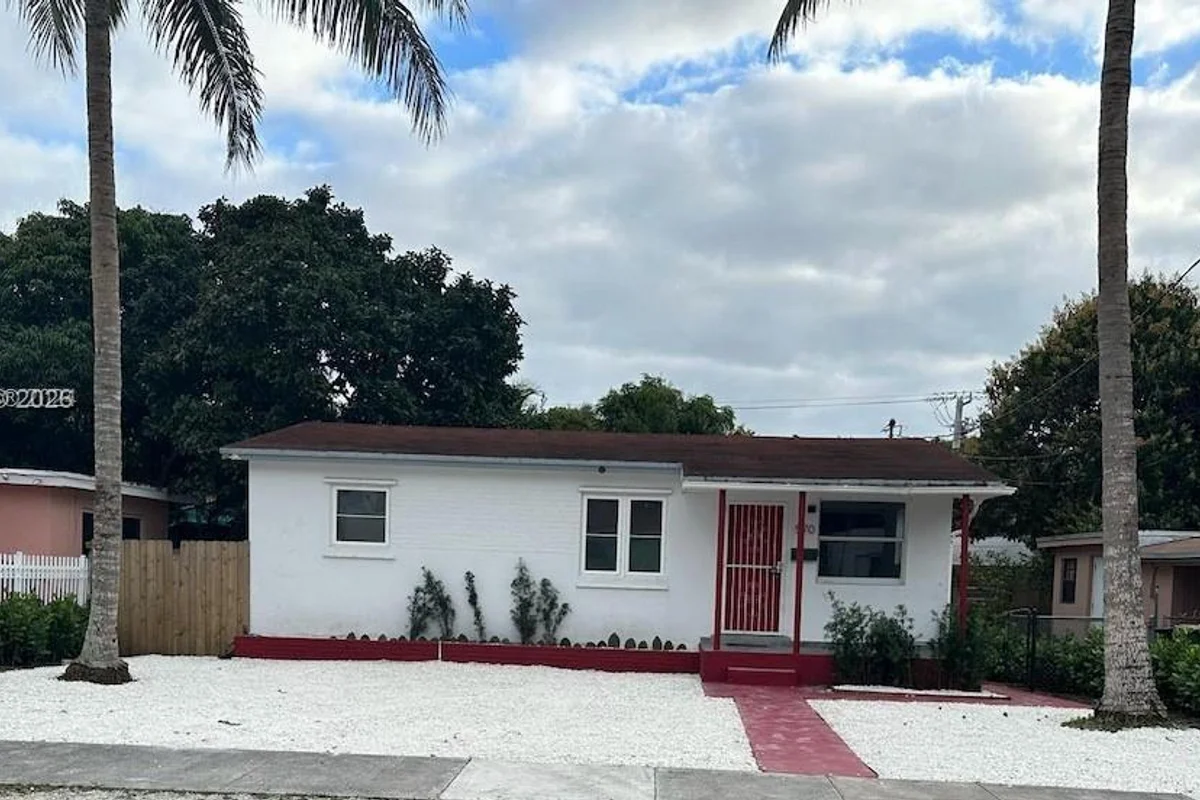 570 NE 132nd St, North Miami: photo 1 of 9