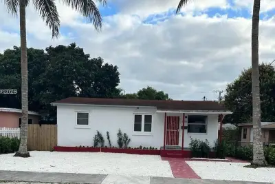 570 NE 132nd St, North Miami: photo 1 of 9