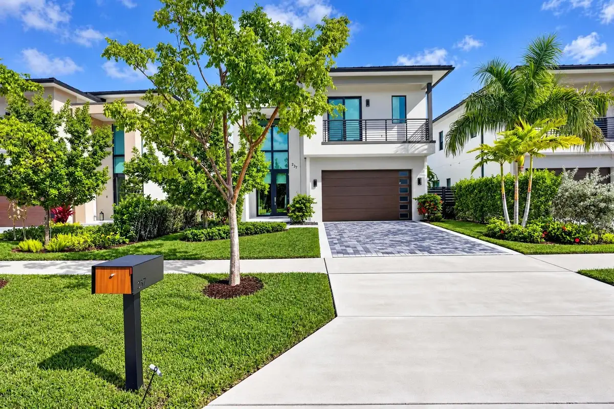 237 NE 11th St, Delray Beach: photo 1 of 5
