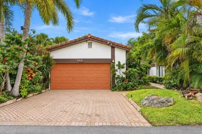 502 NE 195th St, Miami: photo 1 of 38