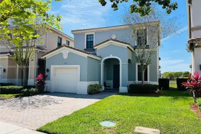 616 NE 193rd St, Miami: photo 1 of 34
