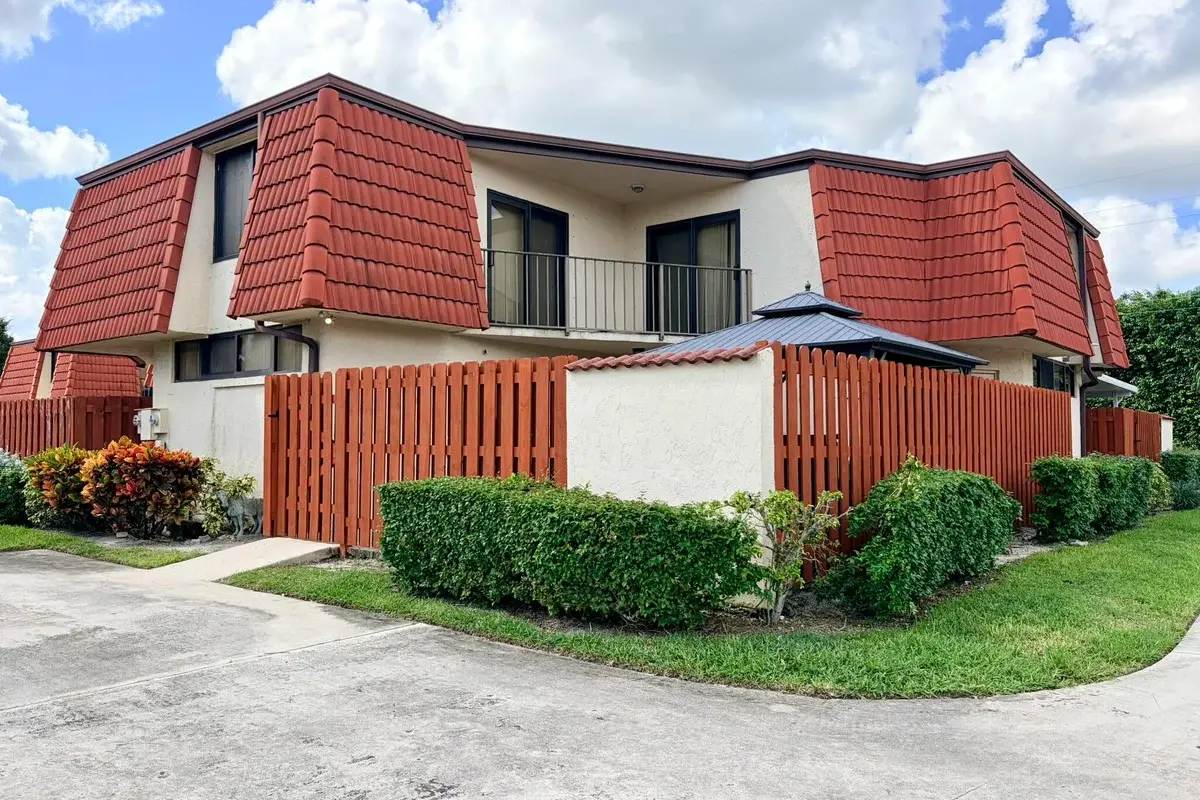 3870 Victoria Dr, West Palm Beach: photo 1 of 35