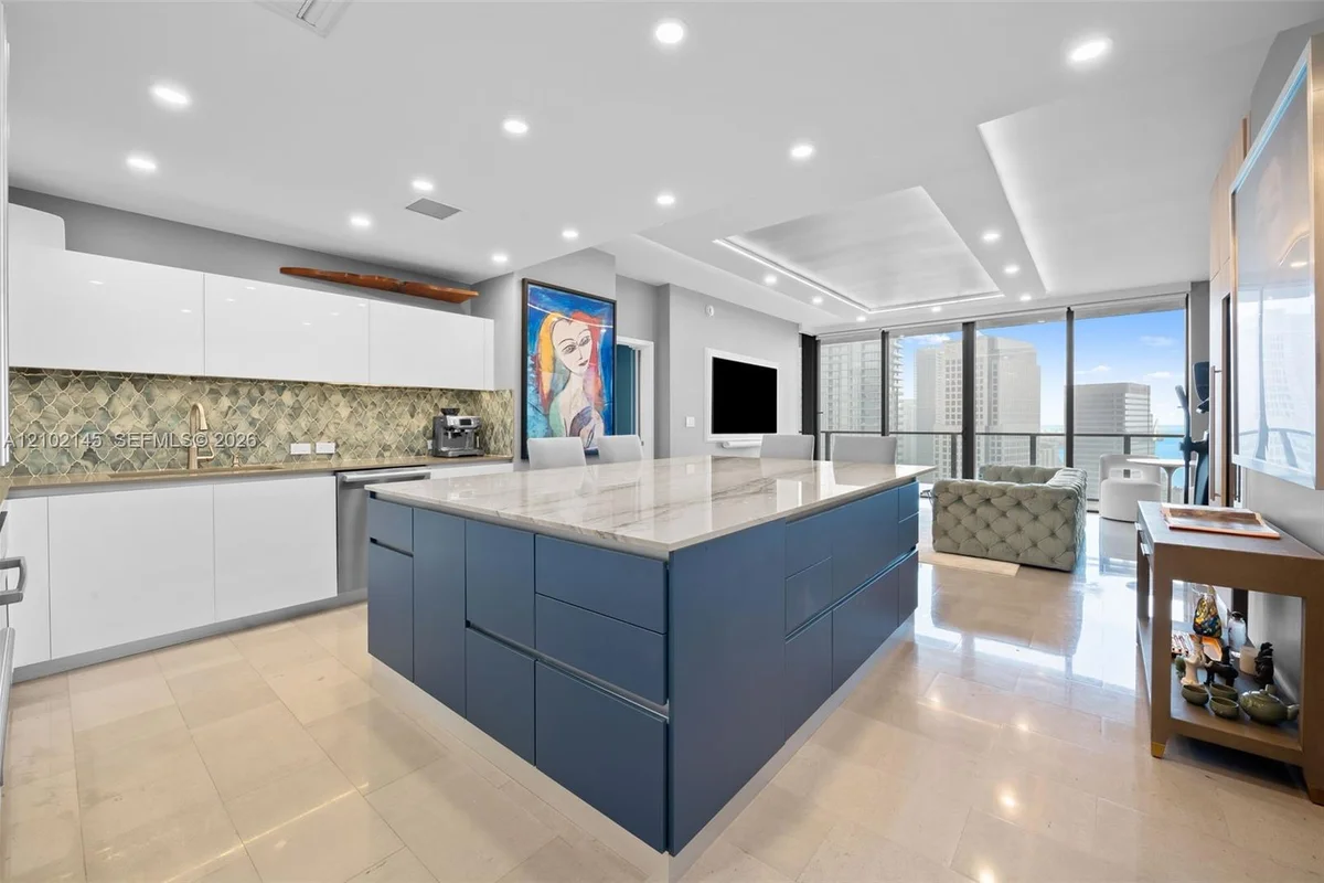 88 SW 7th St #3107, Miami: photo 1 of 42