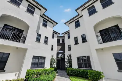 15650 SW 136th St #212, Miami: photo 1 of 33