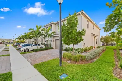 210 SW 170th Ave, Pembroke Pines: photo 1 of 35