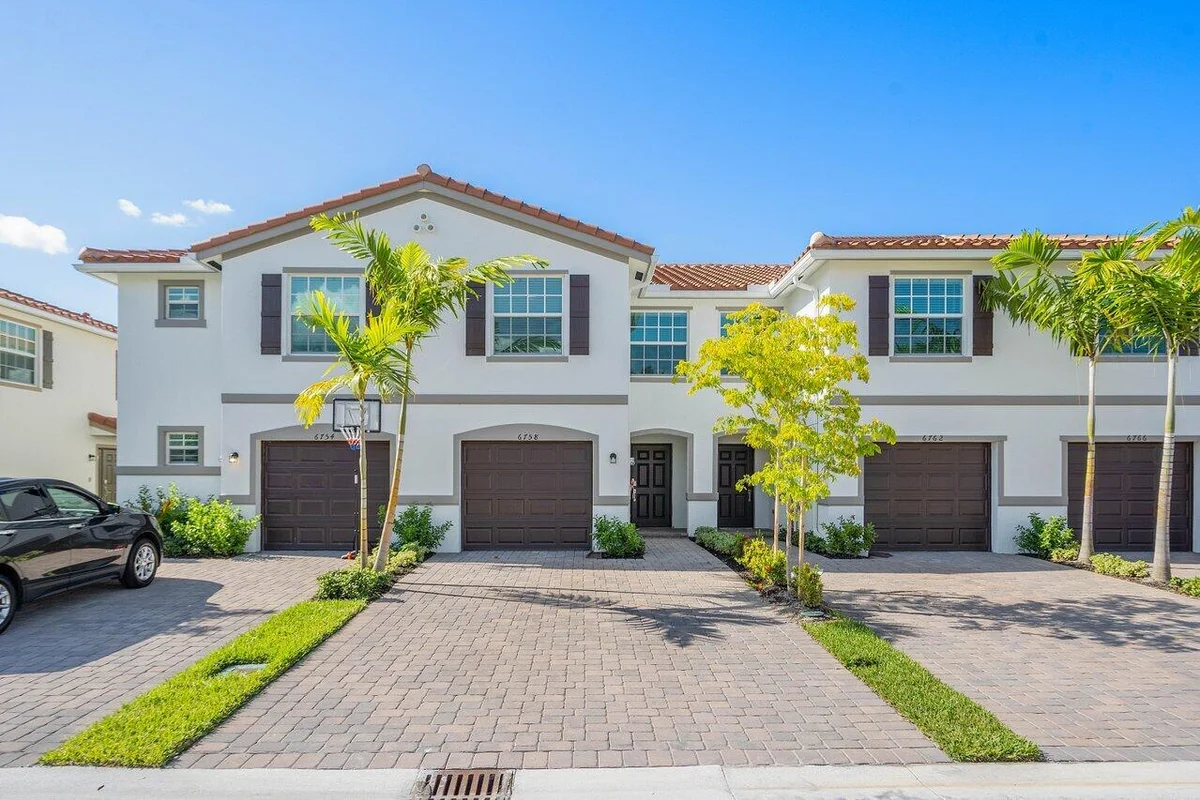 6758 Broadwater Ln, Lake Worth: photo 1 of 33