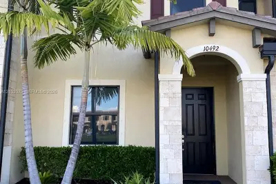 10492 W 33rd Ln, Hialeah: photo 1 of 19