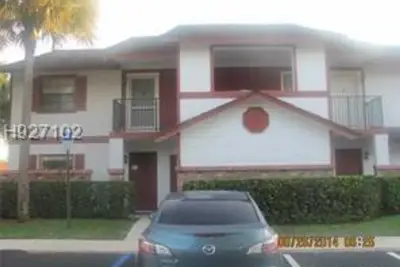 2570 NW 89th Dr, Coral Springs: photo 1 of 10