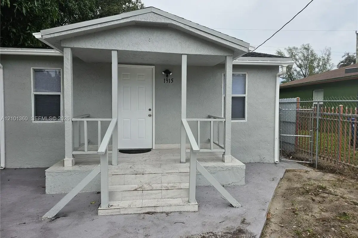 1915 NW 82nd St, Miami: photo 1 of 15