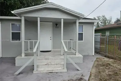 1915 NW 82nd St, Miami: photo 1 of 15