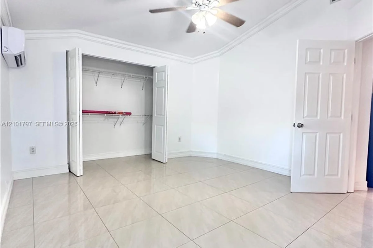 3465 NW 5th St, Miami: photo 1 of 4