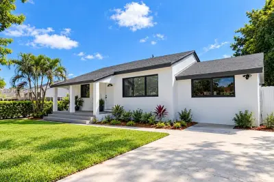 730 E 8th St, Hialeah: photo 1 of 1