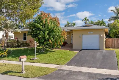 20565 SW 80th Pl, Cutler Bay: photo 1 of 31