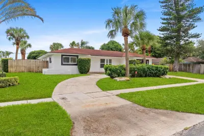 1660 40th St, West Palm Beach: photo 1 of 31