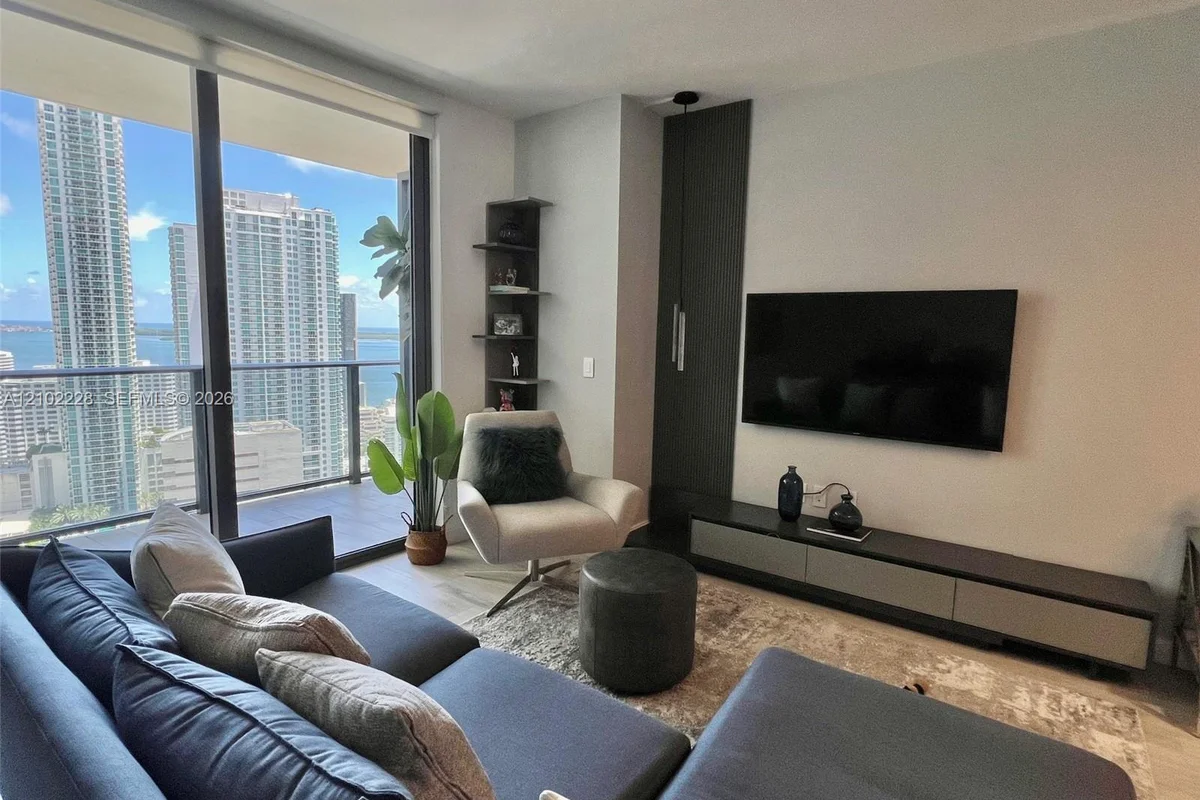 45 SW 9th St #2702, Miami: photo 1 of 19