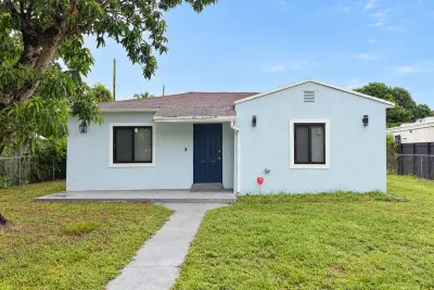 925 NW 121st St, North Miami: photo 1 of 13